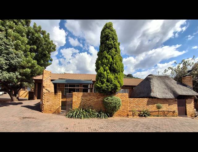 3 BEDROOM TOWNHOUSE FOR SALE IN SAFARI GARDENS